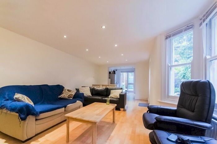 2 Bedroom Flat To Rent In Lynette Avenue, London, SW4