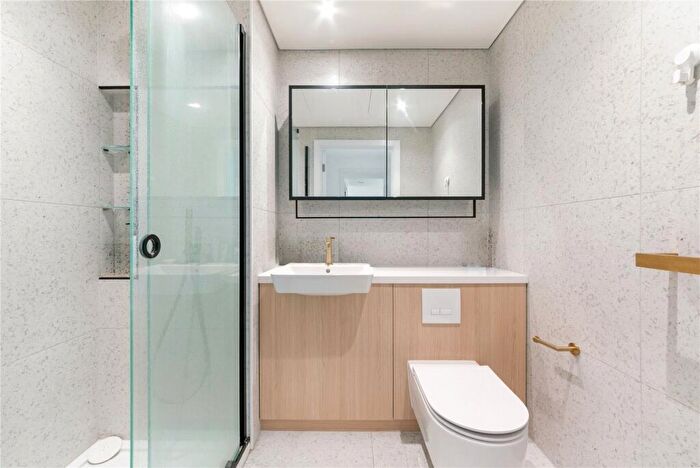 2 Bedroom Apartment To Rent In Cendal Crescent, London, E1