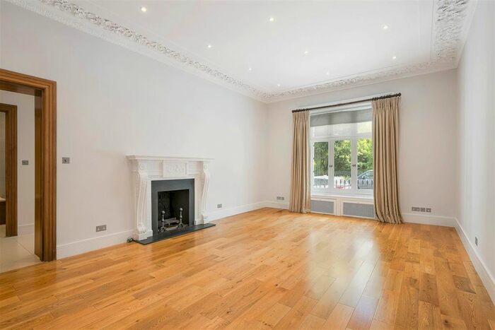 3 Bedroom Flat To Rent In Onslow Square, London, SW7