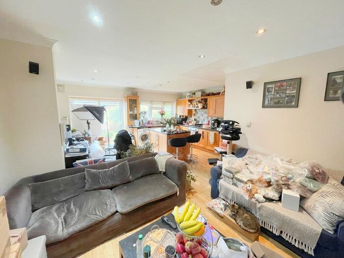 4 Bedroom Terraced House To Rent In Virginia Gardens, Ilford, IG6