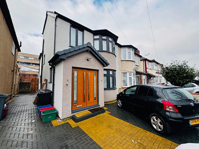 Studio To Rent In North Drive, Hounslow, TW3