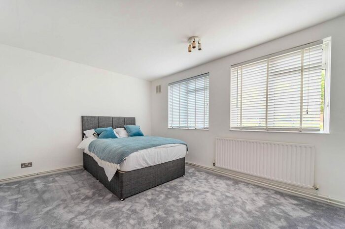 3 Bedroom Flat To Rent In Thorncroft Street, Nine Elms, London, SW8