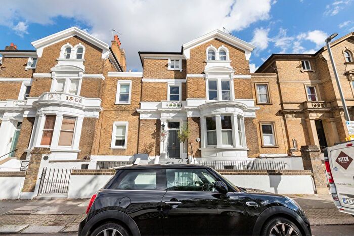 2 Bedroom Flat To Rent In Altenburg Gardens, Clapham Junction, SW11