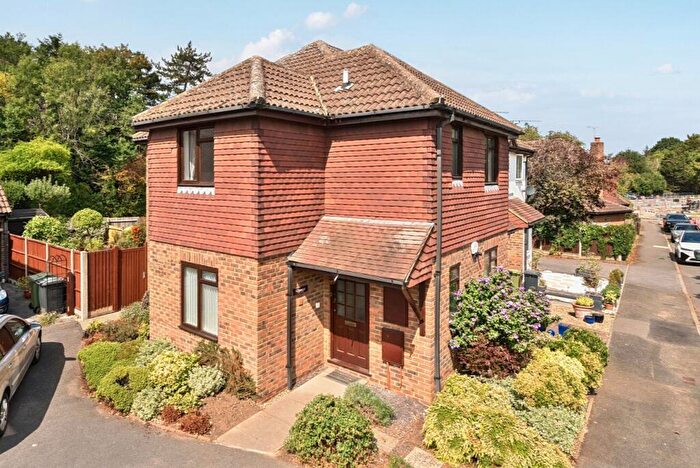 3 Bedroom End Of Terrace House For Sale In Burnt Common Lane, Ripley, Woking, GU23