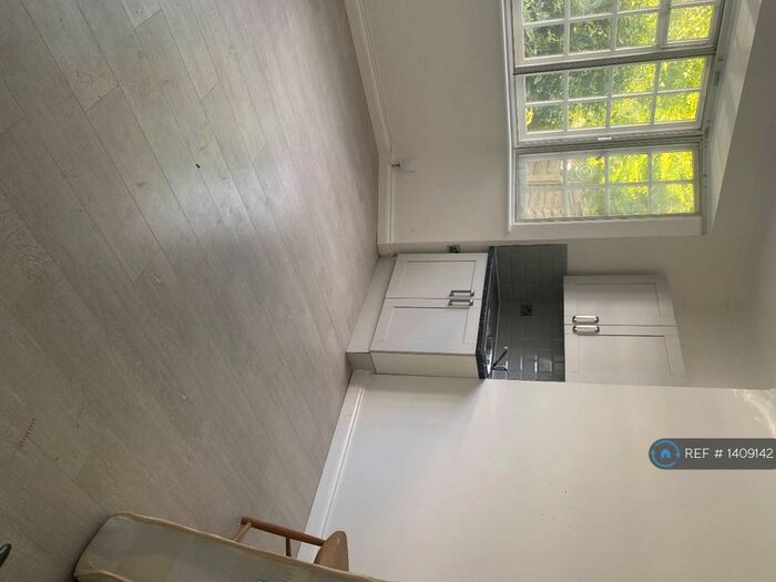 Studio To Rent In Green Road, London, N14