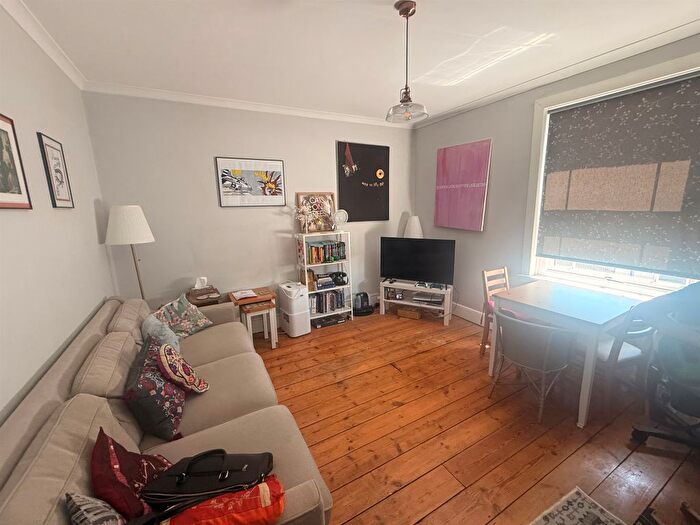 2 Bedroom Flat For Sale In Queens Road, East Grinstead, RH19