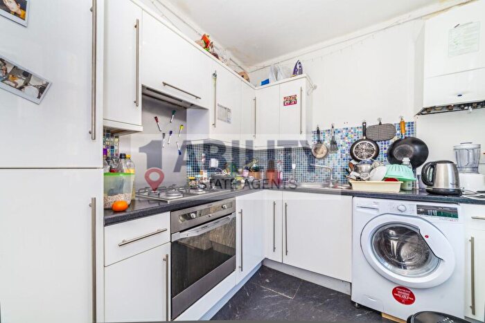 3 Bedroom Flat To Rent In Pilton Place, SE17