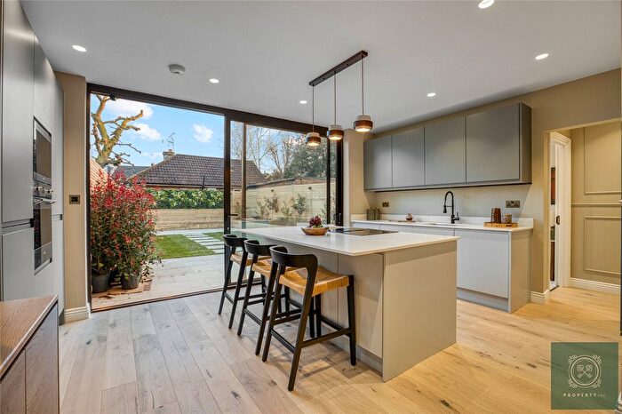 3 Bedroom Flat For Sale In Fallow Court Avenue, London, N12