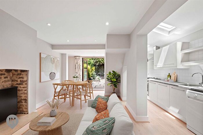 2 Bedroom Maisonette For Sale In Balvernie Grove, London, SW18