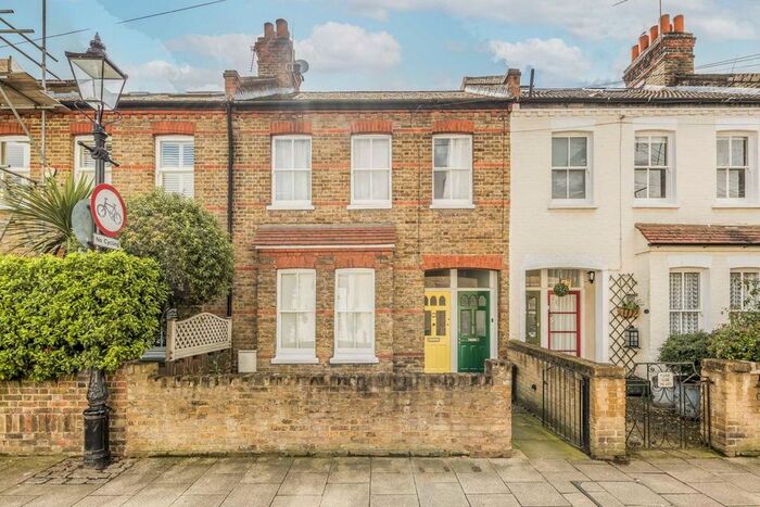 2 Bedroom Flat To Rent In Quill Lane, London, SW15