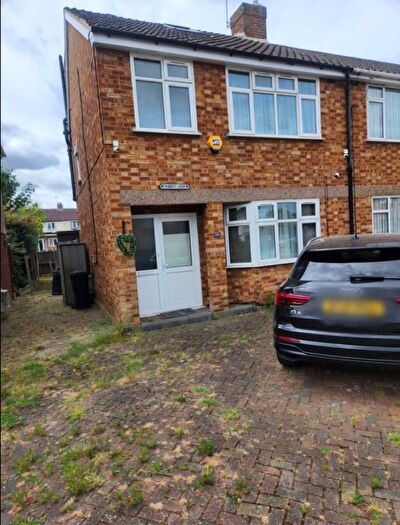 4 Bedroom Semi-Detached House To Rent In Abbotts Close, Romford, RM7