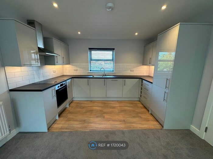 2 Bedroom Flat To Rent In Chesters Place, Tilehurst, Reading, RG31