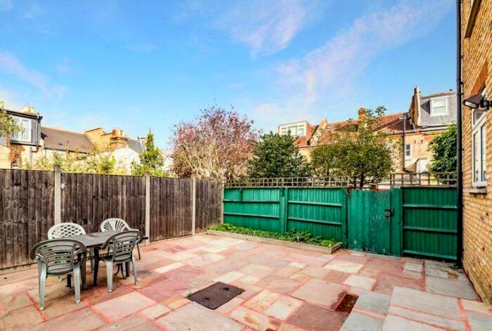 3 Bedroom Flat To Rent In Montana Road, London, SW17