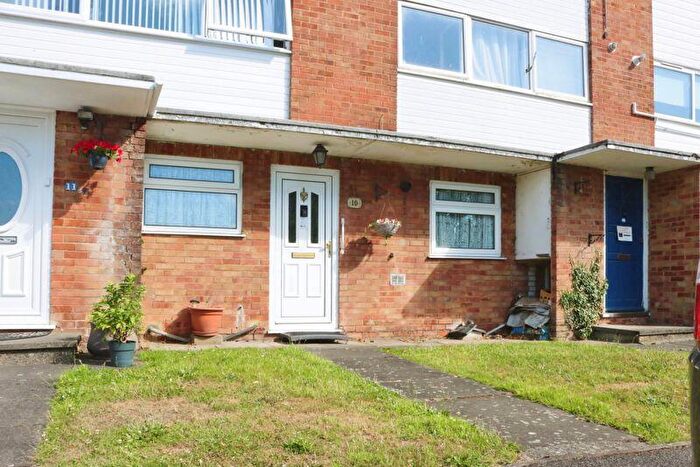 2 Bedroom Maisonette For Sale In Harrogate Court, Langley, SL3
