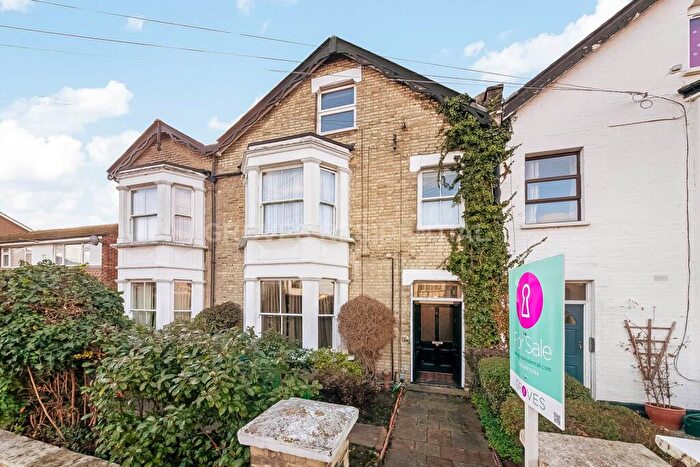 2 Bedroom Flat For Sale In Montem Road, New Malden, KT3