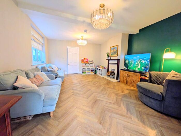 3 Bedroom Detached Bungalow For Sale In Recreation Avenue, Romford, RM3
