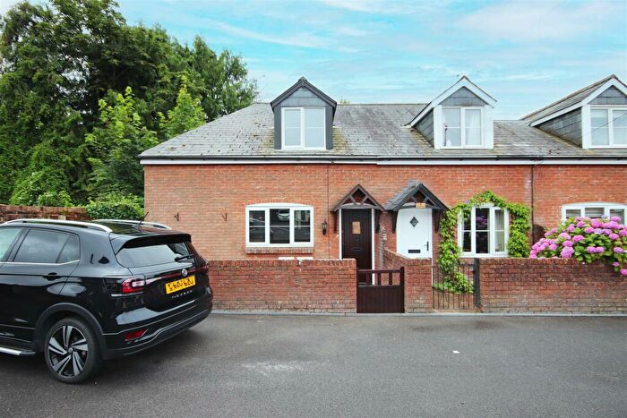 2 Bedroom End Of Terrace House To Rent In Kingsburys Lane, Ringwood, BH24