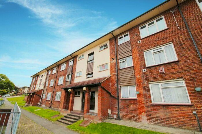 2 Bedroom Flat To Rent In Sunderland Close, Rochester, ME1