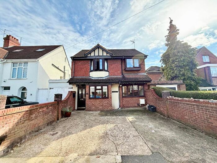 3 Bedroom Detached House For Sale In Marlborough Road, Luton, LU3