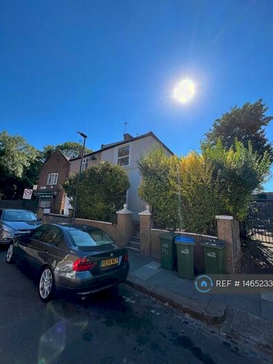 4 Bedroom Semi-Detached House To Rent In Woodhill, London, SE18