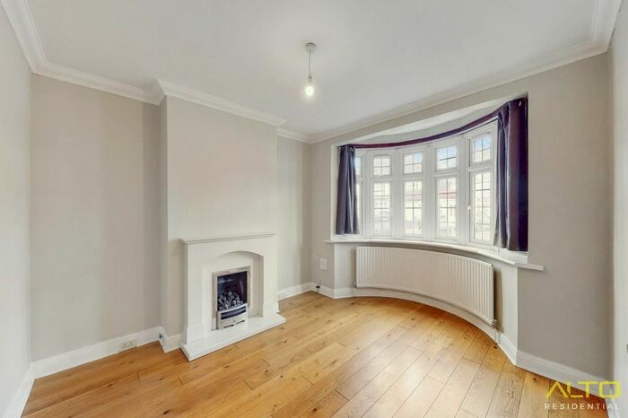 4 Bedroom Semi-Detached House To Rent In Chestnut Drive, Pinner, Middlesex, HA5