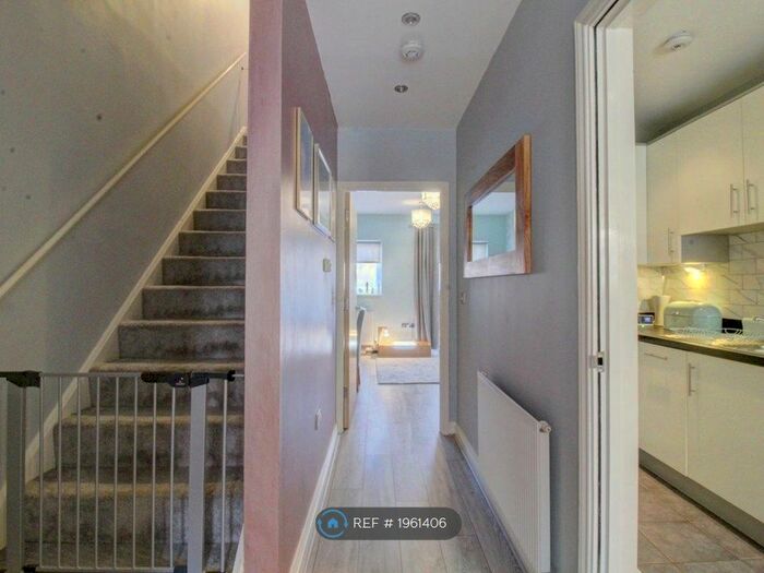 2 Bedroom Terraced House To Rent In Nightingale Grove, Basildon, SS14