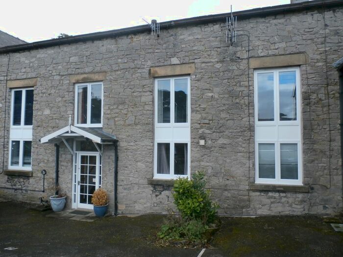 2 Bedroom Flat To Rent In Sherwood Road, Tideswell, SK17