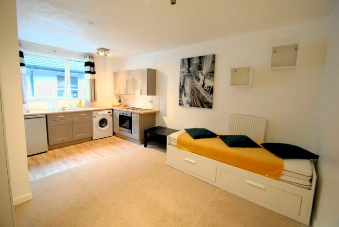 Studio To Rent In Pinelands, Knyveton Road, East Cliff, BH1