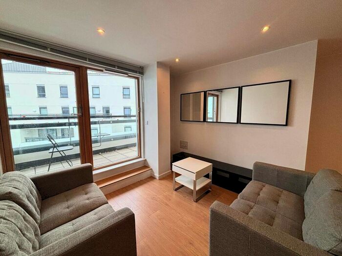 2 Bedroom Flat To Rent In Gateway East, Marsh Lane, Leeds, LS9