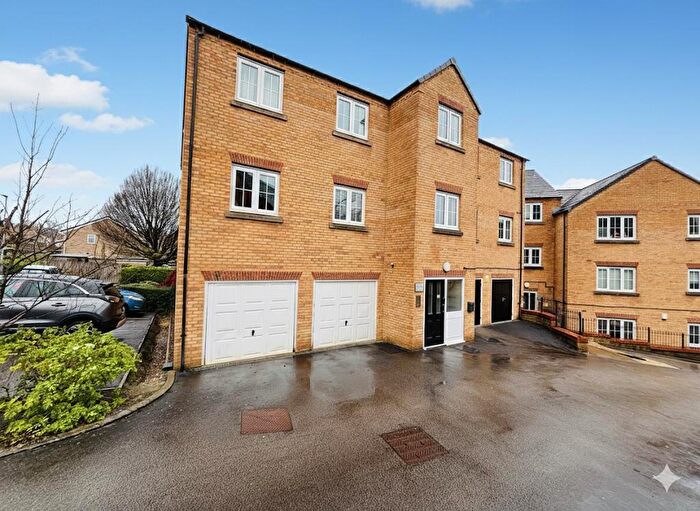 2 Bedroom Apartment For Sale In Broadlands Gardens, Pudsey, Leeds, LS28
