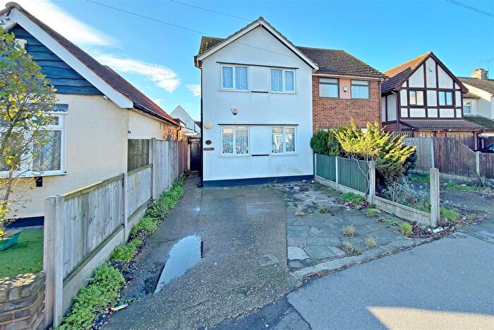 3 Bedroom Semi Detached House For Sale In Dagenham Road, Romford, RM7