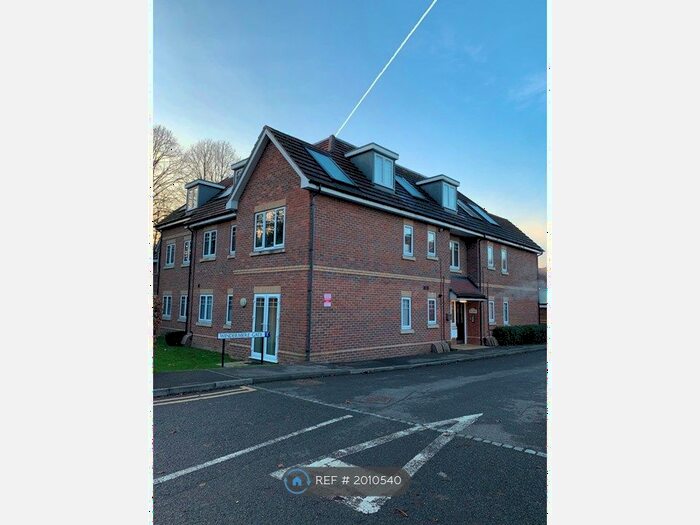 2 Bedroom Flat To Rent In Windermere Gate, Bracknell, RG12