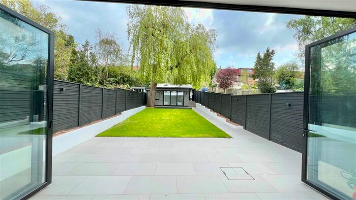 4 Bedroom Semi-Detached House To Rent In Fitzjohn Avenue, Barnet, EN5