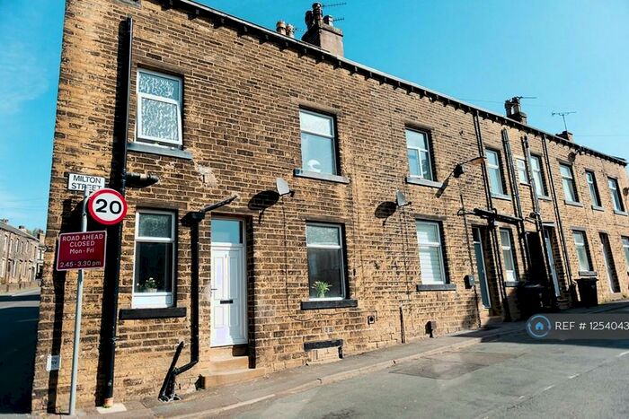 2 Bedroom End Of Terrace House To Rent In Milton Street, Sowerby Bridge, HX6