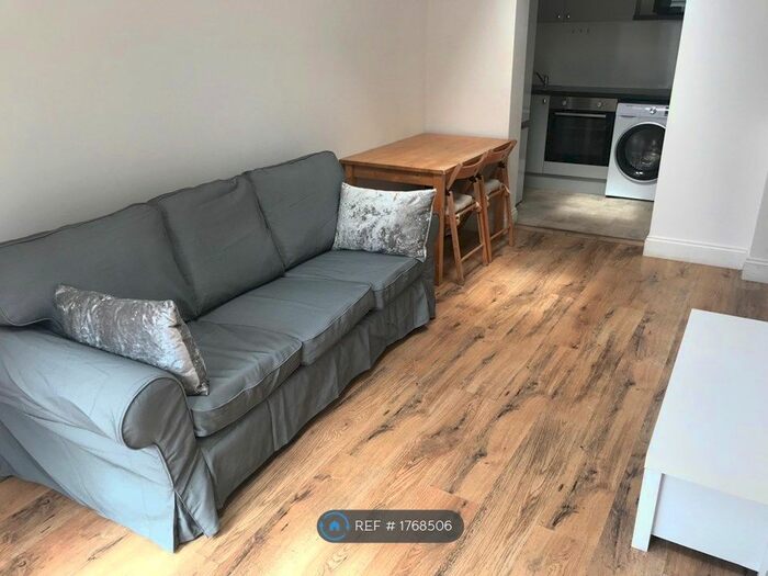 1 Bedroom Flat To Rent In Vicarage Farm Road (V), Hounslow, TW3