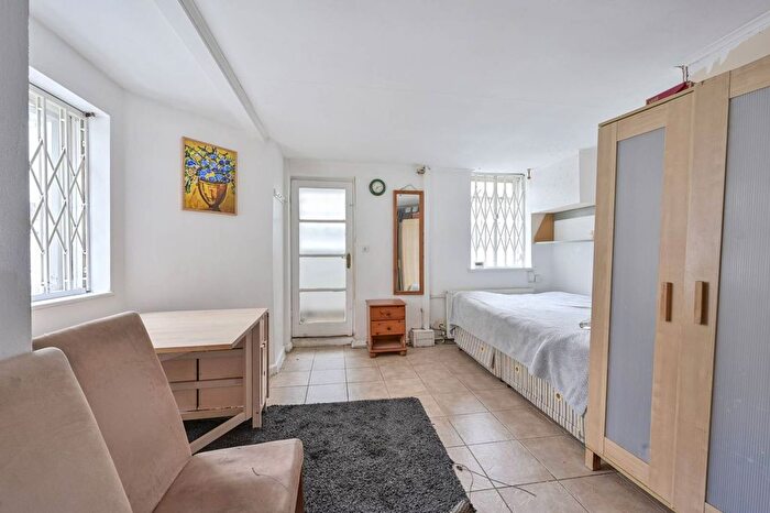 Studio For Sale In Thornton Hill, Wimbledon, London, SW19