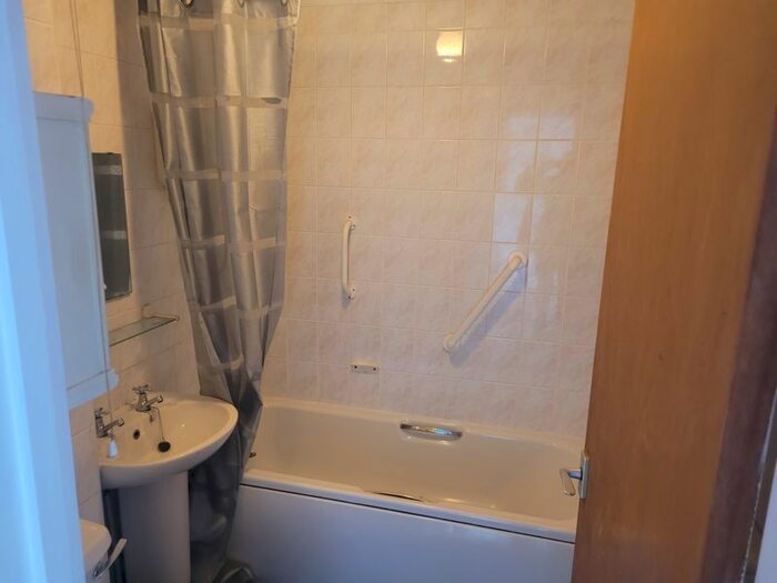 2 Bedroom Flat To Rent In Bournemouth Road, Parkstone, Poole, BH14