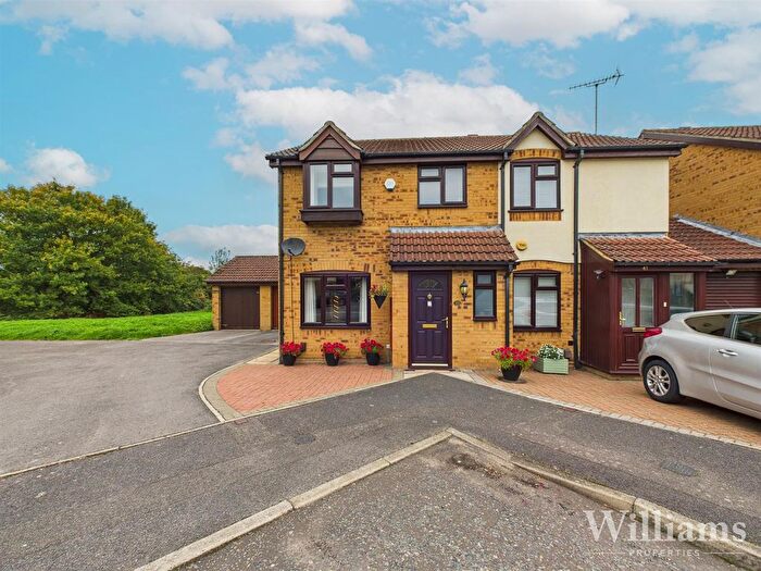3 Bedroom Semi Detached House For Sale In Little Orchards, Aylesbury, HP20