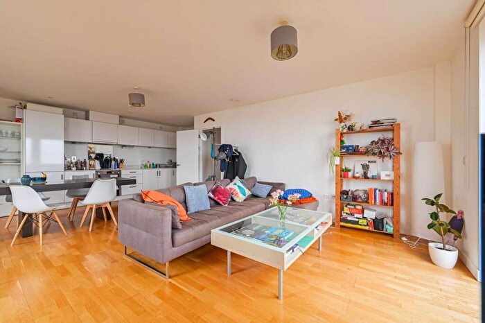 3 Bedroom Penthouse For Sale In Sculpture House, Killick Way, , Stepney, London, E1