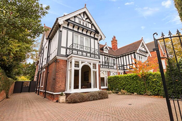4 Bedroom Semi-Detached House For Sale In Welholme Road, Grimsby, DN32