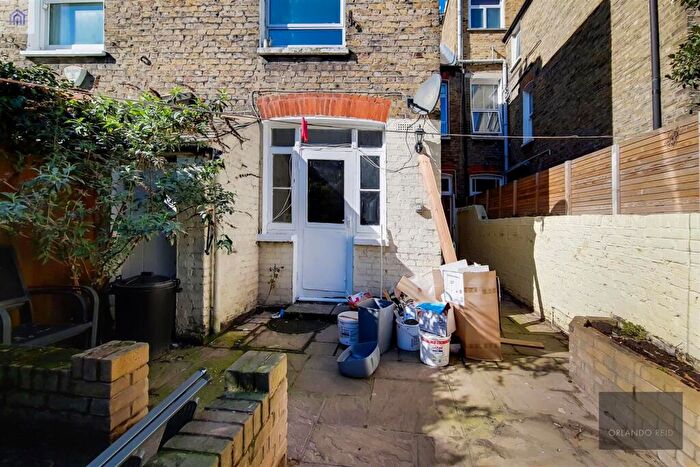 1 Bedroom Apartment For Sale In Thirsk Road, Battersea, SW11