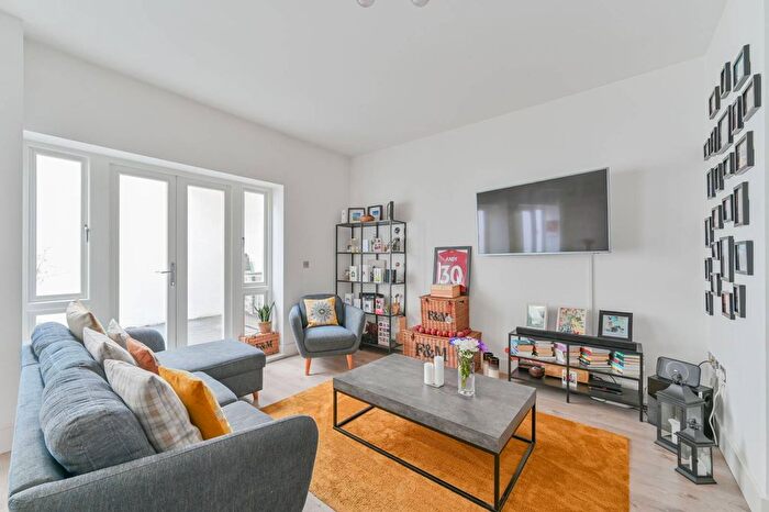 1 Bedroom Flat For Sale In Ambleside Avenue, Streatham Park, London, SW16