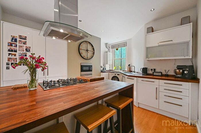 2 Bedroom Flat For Sale In Marius Road, London, SW17
