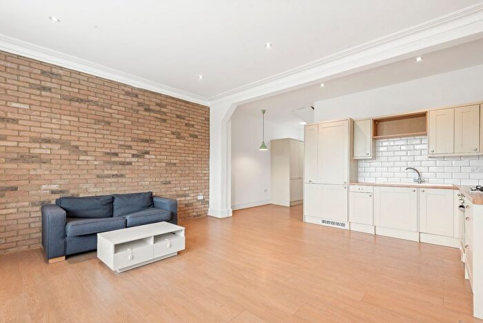2 Bedroom Flat To Rent In Cannon Hill, Southgate Green, N14