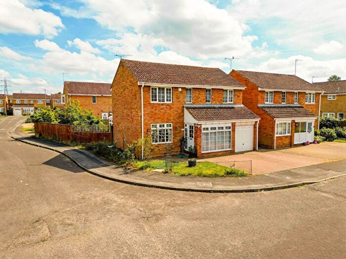 4 Bedroom Detached House For Sale In Monet Place, Aylesbury, HP19