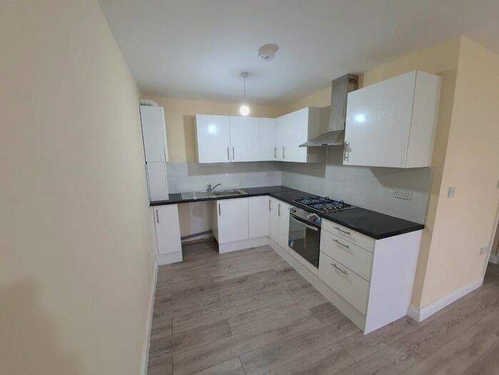 4 Bedroom Flat To Rent In Elsinge Road, Enfield, EN1