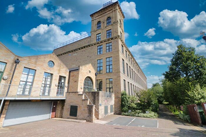 2 Bedroom Flat For Sale In Meadow Road, Apperley Bridge, Bradford, West Yorkshire, BD10