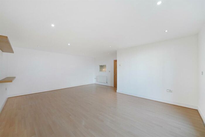 2 Bedroom Apartment For Sale In Wards Wharf Approach, Silvertown, E16