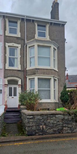 3 Bedroom Flat To Rent In Caradoc Place, Llanfairfechan, LL33