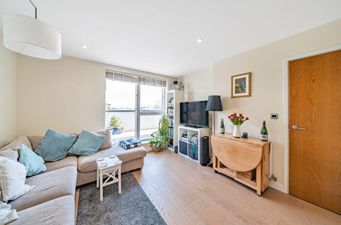 2 Bedroom Flat For Sale In Clapham Road, London, SW4
